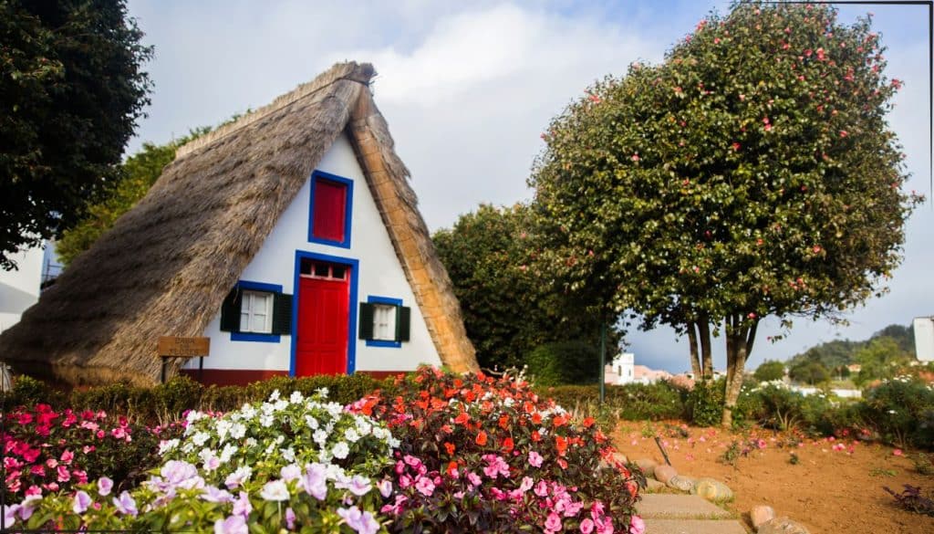 Maison triangulaire typique de Santana sur l'Île de Madère