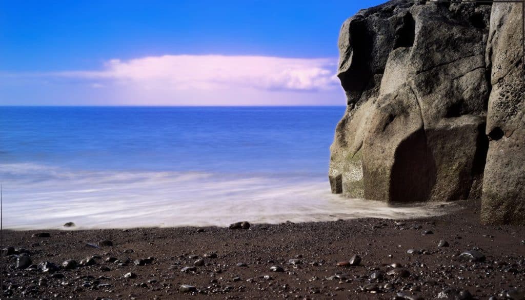 Plage de galets noirs de Formosa sur l'Île de Madère
