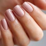 Comment enlever du vernis semi-permanent à domicile sans abîmer ses ongles