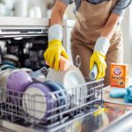Laver un lave-vaisselle : méthodes simples pour un appareil impeccable
