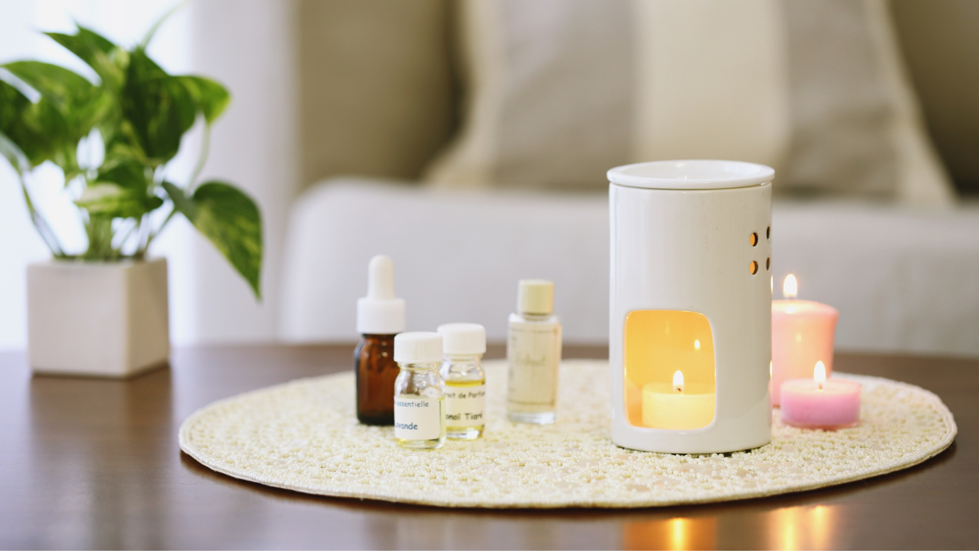 Bougies et huiles essentielles sur table