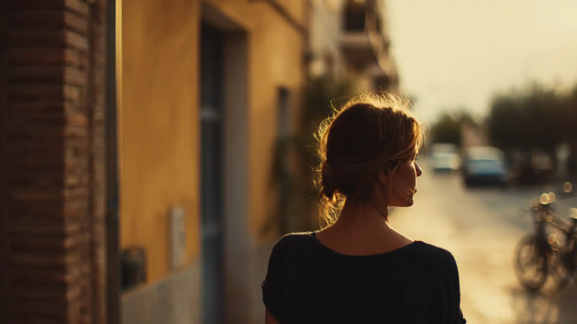 femme de dos marchant dans la rue